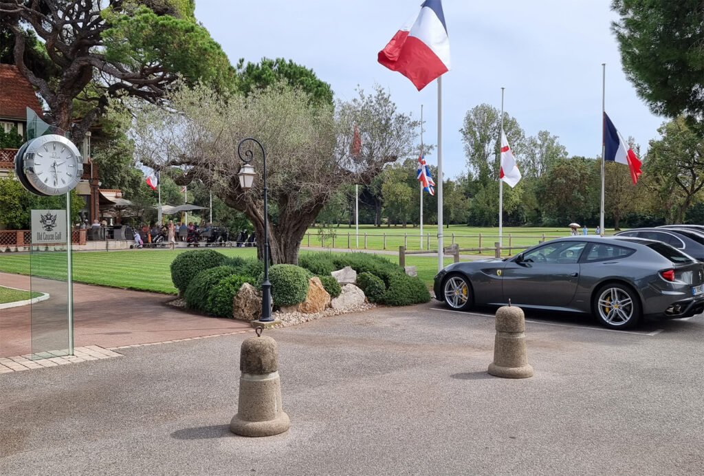 parking met auto's en franse vlag, golf green