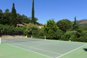 Private tennis court and covered sports barn at La Colline d’Or in Grimaud – luxury family estate with recreational facilities and large lawns, Côte d’Azur