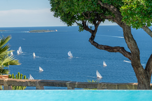 Zeezicht vanaf Villa Côte Lumière in Théoule-sur-Mer met zeilboten en het eiland Saint-Honorat met het monnikenklooster op de Îles de Lérins.