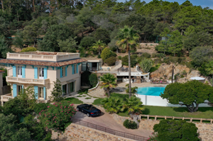 Villa Côte Lumière in Théoule-sur-Mer – luchtfoto van de luxe villa met zwembad, zonneterras en zomerkeuken aan de Côte d’Azur.