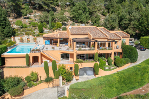 Aerial view of Villa Lou Bea in Cabris with private infinity pool, terraces and panoramic views over Cannes and Lake Saint-Cassien.