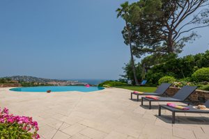 Heated swimming pool of Villa La Baraka in Sainte-Maxime with sea view and sun loungers, Côte d’Azur