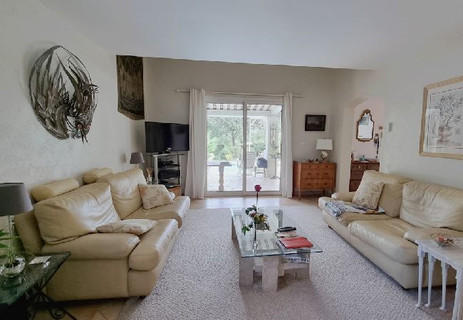 Entdecken Sie den Komfort des Wohnzimmers in der Villa 06BEAT mit einladenden Sofas