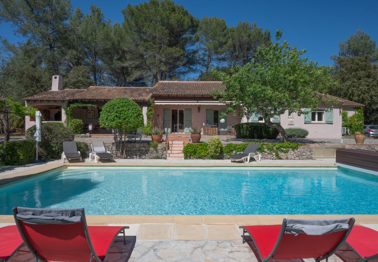 Fesselnder Blick auf die Villa mit einem Pool und einladenden Terrassen - ein perfekter Rückzugsort zur Entspannung