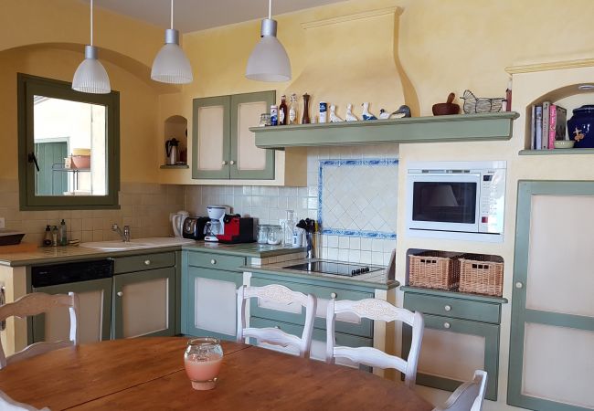 84LUCK, Gemütliche offene Küche mit Terrassentüren, Murs, Provence, Südfrankreich