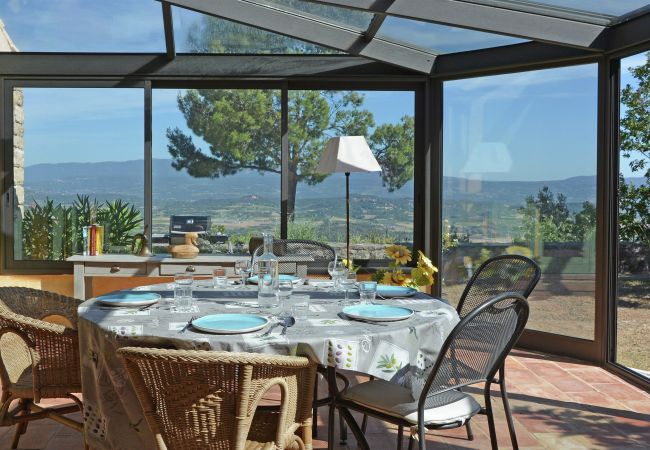 84LUCK, Gartenzimmer mit Blick auf die Berge des Lubéron und die Lavendelfelder des Roussillon, Murs, Provence, Südfrankreich
