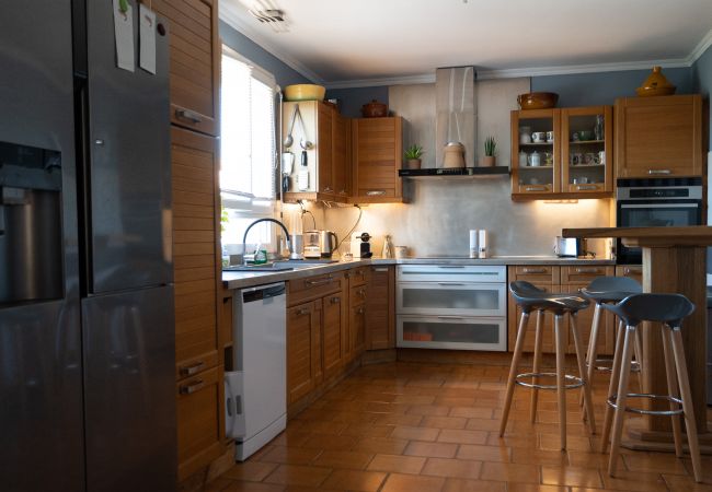 Voll ausgestattete Küche mit Poolblick in der Villa Scribo
