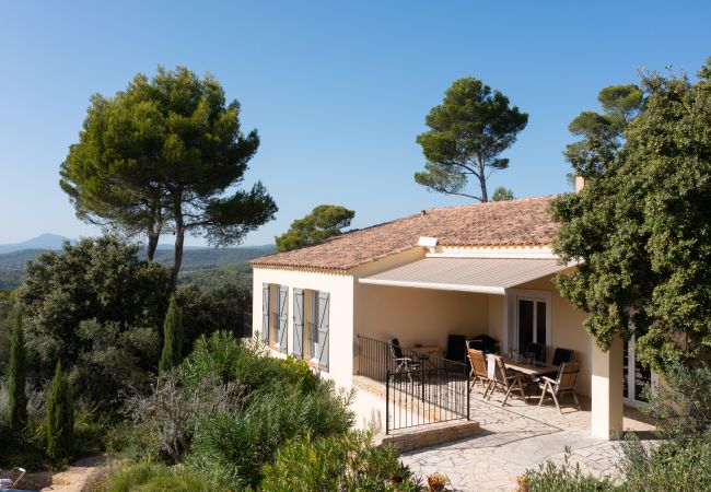 Überdachte Terrasse mit Esstisch und Aussicht bei Villa 83SYGU in Lorgues, Provence, umgeben von natürlicher Schönheit