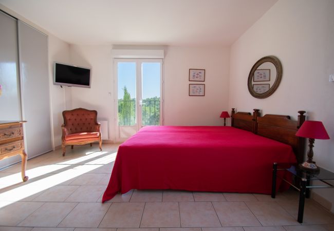 Foto eines hellen Schlafzimmers mit einem großen Kleiderschrank und Terrassentüren in der Villa 83SYGU in Lorgues, Provence