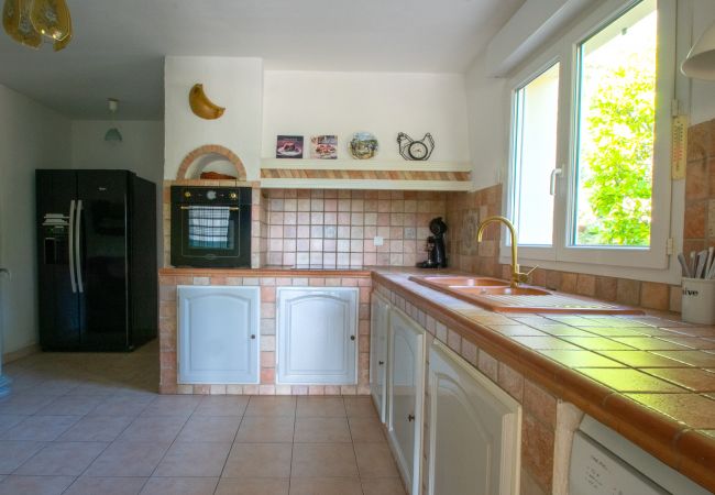 Foto von offener Küche mit amerikanischem Kühlschrank (Eismaschine) in der Villa 83SYGU, Lorgues, Provence