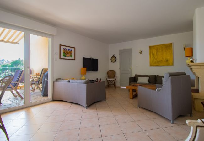 Foto vom gemütlichen Wohnbereich mit Flachbildfernseher und Schiebetüren zur Terrasse bei Villa 83SYGU in Lorgues, Provence
