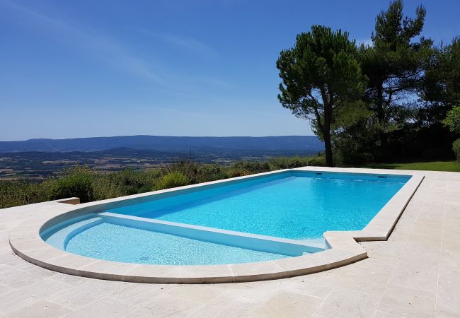 Attraktiver Pool mit flachem Kinderbereich, tiefem Abschnitt und weitem Blick - Villa Chris, Murs, Lubéron, Provence