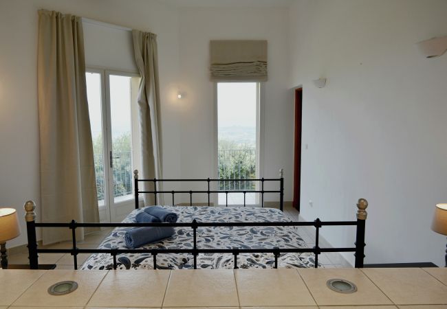 Geräumiges Hauptschlafzimmer mit Terrassentüren und offenem Badezimmer - Villa Chris, Murs, Lubéron, Provence