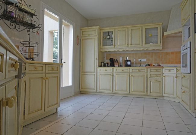 Küche mit allen Annehmlichkeiten und Zugang zur Terrasse - Villa Chris, Murs, Lubéron, Provence