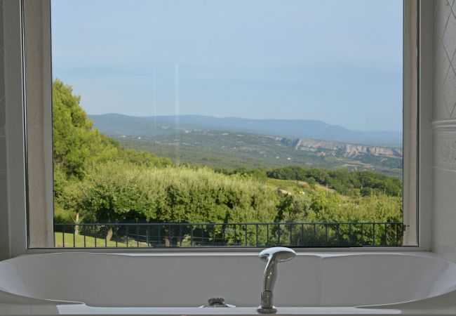 Entspannen Sie in der Badewanne mit Panoramablick auf die Lavendelfelder von Roussillon - Villa Chris, Murs, Lubéron