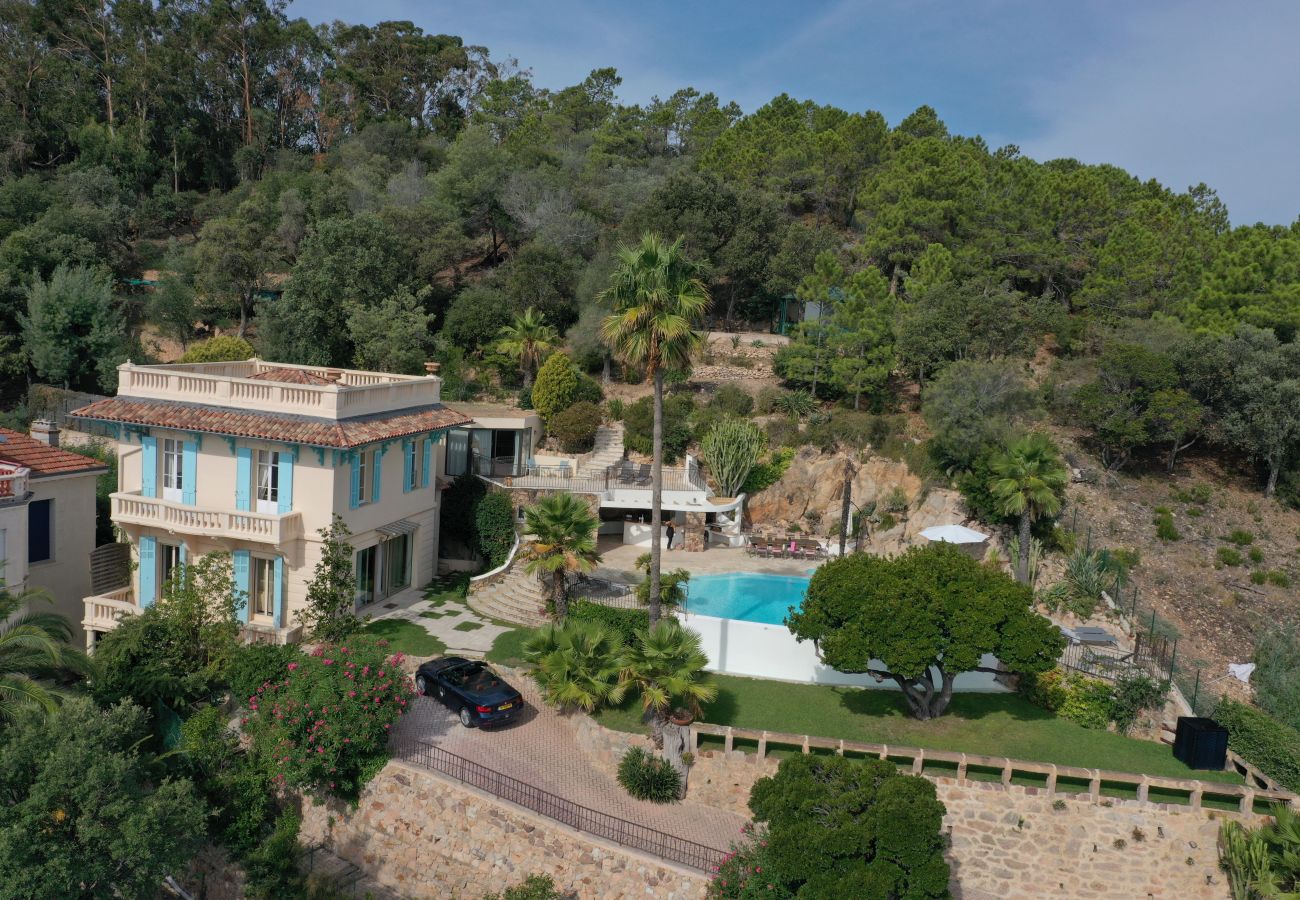 Tauchen Sie ein in den Luxus der Villa 06leri mit ihrem  Pool und dem atemberaubenden Blick auf das Mittelmeer