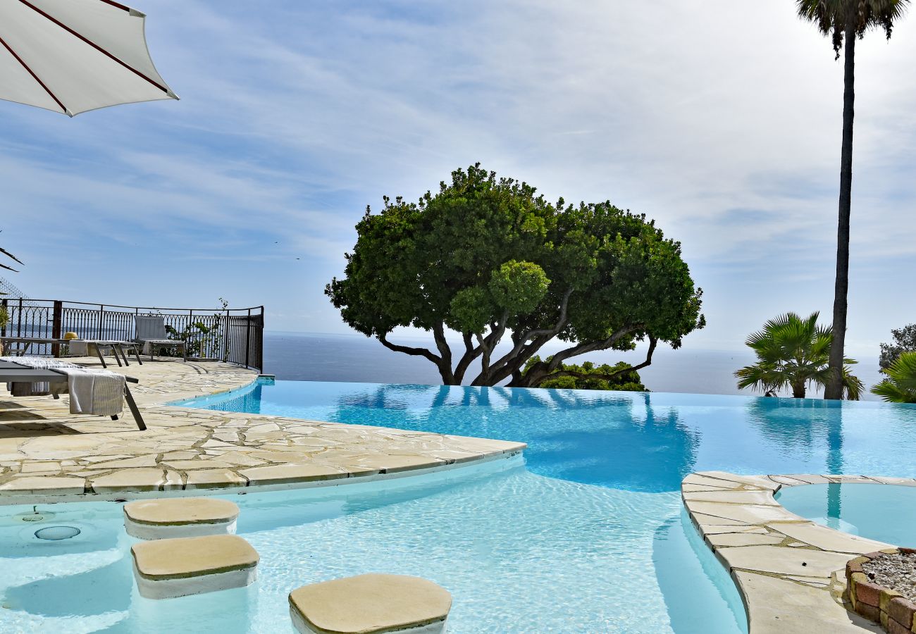 Erleben Sie den Infinity-Pool der Villa 06leri mit atemberaubendem Blick auf das Mittelmeer.