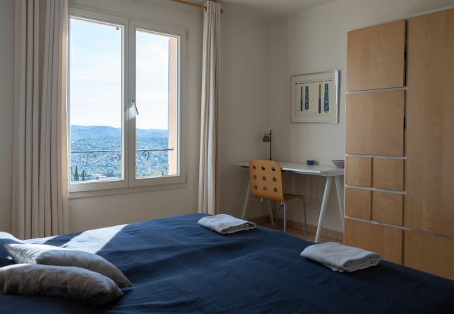 Villa06prad: Einladendes Schlafzimmer mit atemberaubendem Ausblick, perfekt zum Entspannen