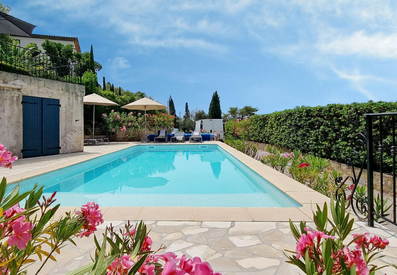 Entspannen Sie am beheizten Pool der Villa Musadière