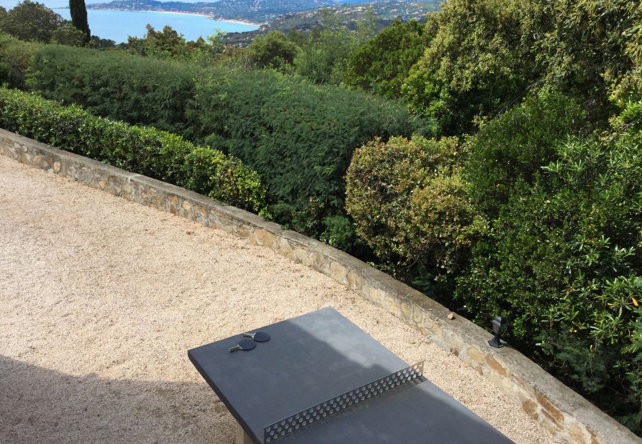 Der Outdoor-Beton-Tisch bildet die Bühne für freundliche Matches im Zauber der Côte d'Azur