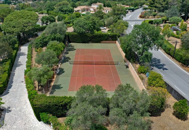 Hartplatz-Tennisplatz bei der Villa Toscane, Sainte-Maxime, Côte d'Azur