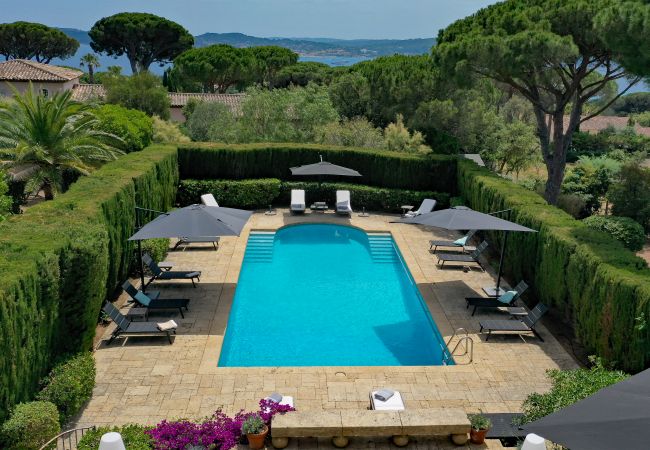 Terrasse mit Blick auf die Bucht von Saint-Tropez - Villa Toscane, Sainte-Maxime, Côte d'Azur
