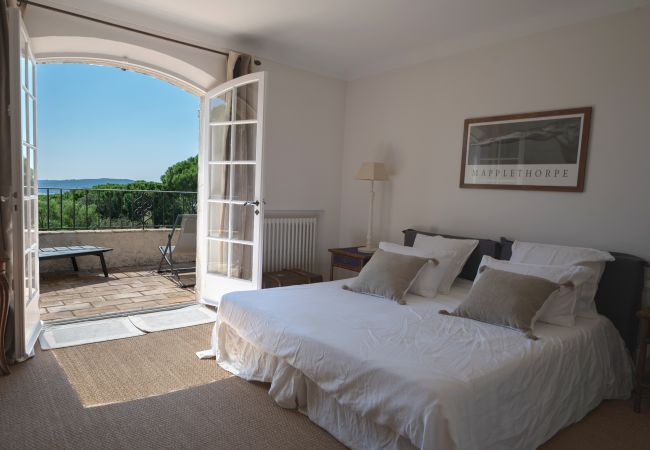 Hauptschlafzimmer mit eigenem Bad und privatem Balkon mit Blick auf das Meer, Sainte-Maxime, Côte d'Azur