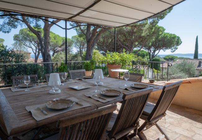 Überdachte Terrasse neben der Küche mit Blick auf die Bucht von Saint-Tropez in der Villa Toscane, Sainte-Maxime, Côte d'Azur