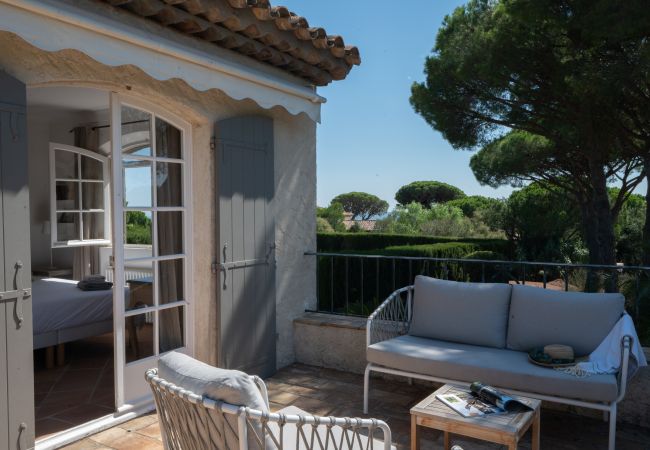 Terrasse von zwei Schlafzimmern mit Sitzgelegenheiten und Meerblick in der Villa Toscan