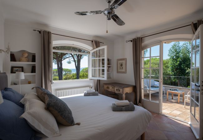 Schlafzimmer mit Meerblick und Terrassenzugang in der Villa Toscane