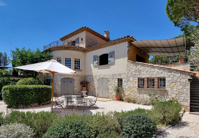 Terrassen der Villa Toscane, Sainte-Maxime, Côte d'Azur, zugänglich vom Garten und von innen