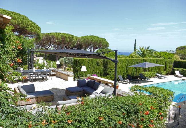 Zentrale Terrasse mit Ess- und Loungebereich mit Blick auf Pool und Bucht - Villa Toscane, Sainte-Maxime, Côte d'Azur