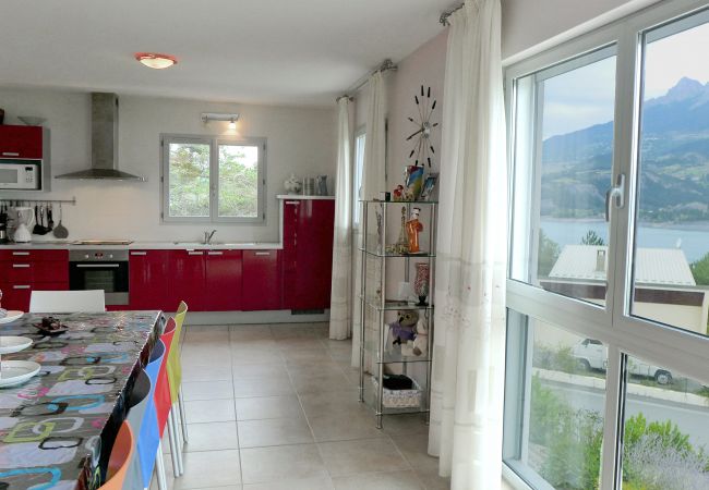 Wohnküche Dalomeri mit Küche und Blick auf den Lac de Serre Ponçon