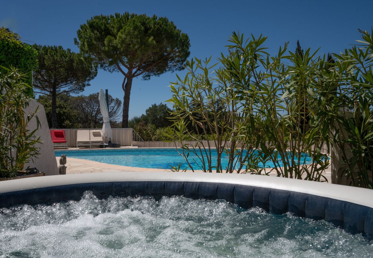 Fesselndes Bild aus dem beheizten Whirlpool in der Villa Bellevue mit einem atemberaubenden Blick auf den glitzernden Pool