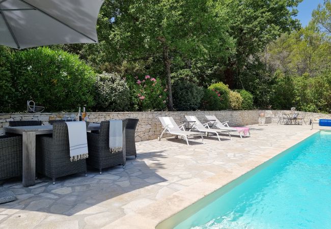 Villa 83Bold, Esstisch mit Sonnenschirm am privaten beheizten Pool (12 x 6m), Lorgues, Provence