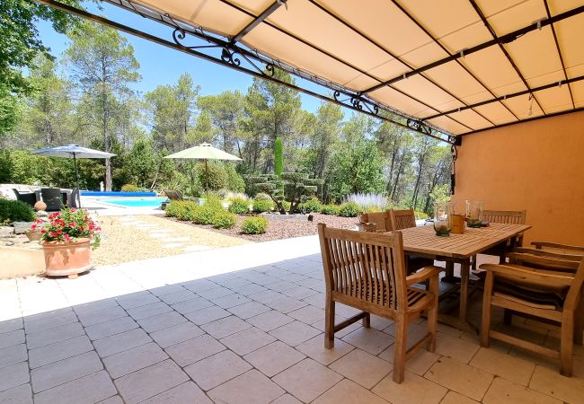 Villa 83Bold, überdachte Terrasse mit Zugang zu Luxusküche und Schwimmbad, Lorgues, Provence