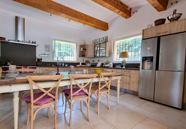 Villa 83Bold, geräumige Küche mit Doppelkühlschrankkombination mit Eismaschine, Terrassentüren, Lorgues, Provence