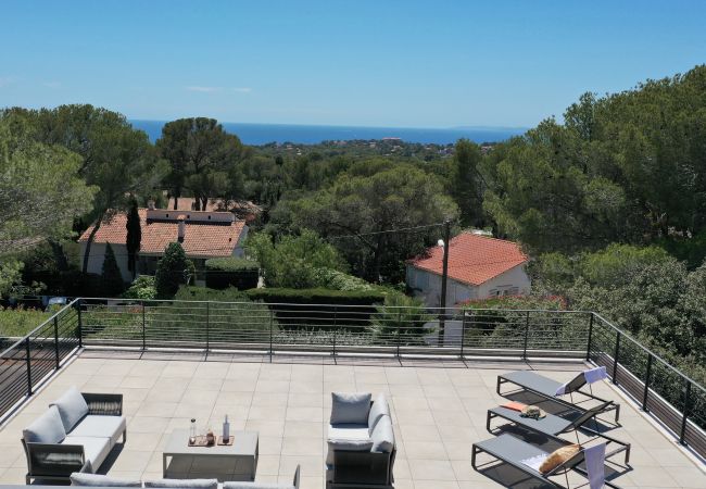 Terrasse sur le toit avec des chaises longues de luxe et un salon, donnant sur la mer Méditerranée - Villa de vacances à Saint-Raphaël