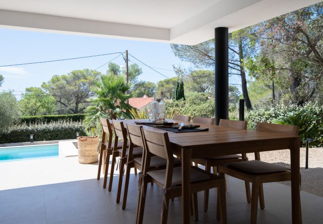 Villa Le 41 - Überdachte Terrasse mit schönem Esstisch, Zugang zum Garten und Pool
