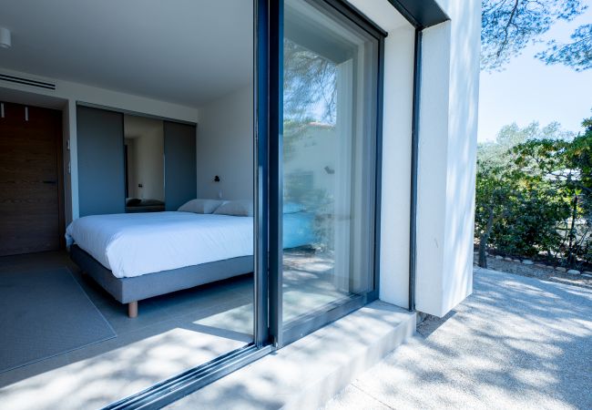 Villa Le 41 - Foto vom luxuriösen Boxspringbett mit wunderschöner Bettwäsche und Klimaanlage, aufgenommen von der Terrasse