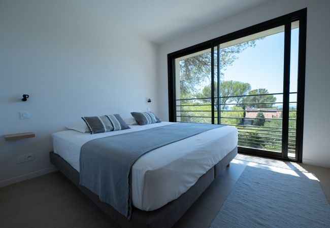Villa Le 41 - Foto vom luxuriösen Schlafzimmer mit breitem Boxspringbett und Meerblick