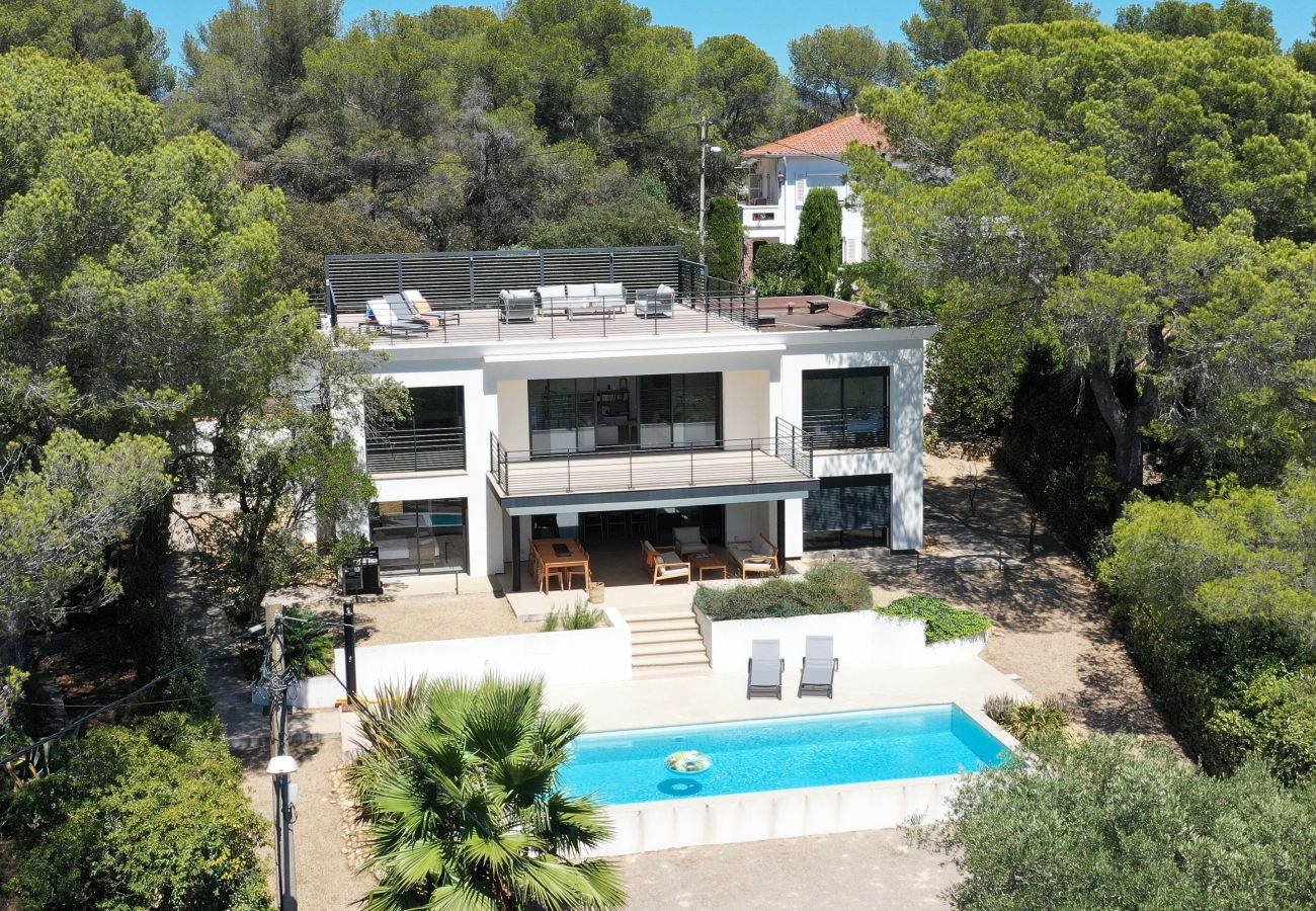 Luftaufnahme der Villa Le 41 mit Pool, Terrassen, überdachter Lounge, Essbereichen und Dachterrasse, bietet Meerblick