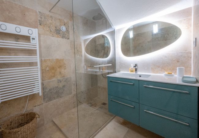Ferienhaus 83TEIL, Badezimmer mit Naturstein und begehbarer Dusche, Sainte-Maxime, Côte d'Azur