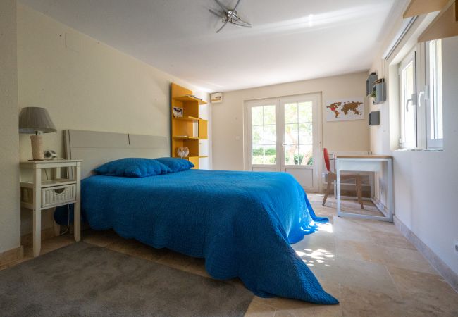 Ferienhaus 83TEIL, Doppelschlafzimmer mit Terrassentüren, Sainte-Maxime