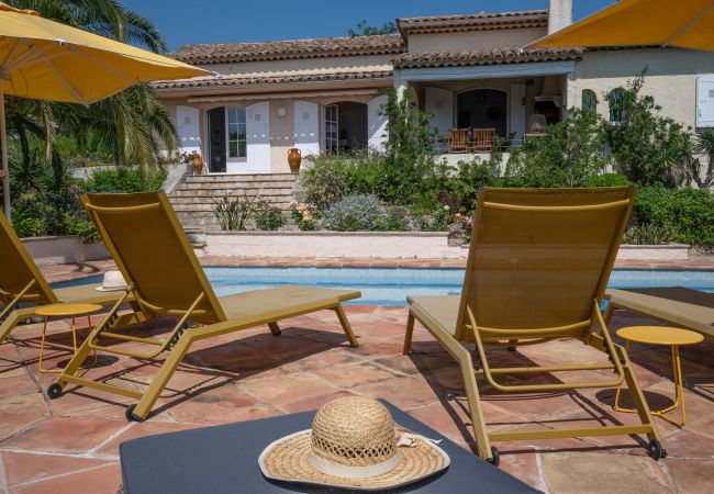 83TEIL, Ferienhaus mit Swimmingpool, Sonnenliegen und Lounge-Set, 850m vom Strand in Sainte-Maxime, Côte d'Azur