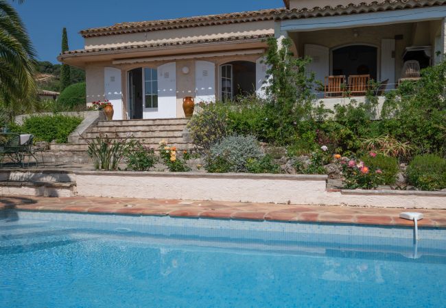 83TEIL, Ferienhaus mit Schwimmbad, überdachter Terrasse und Meerblick, 850m vom Strand in Sainte-Maxime, Côte d'Azur