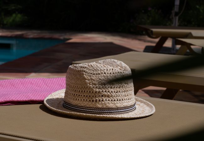 Entspannen Sie sich auf einer Liege im Ferienhaus 83TEIL mit Pool und Meerblick, Sainte-Maxime, Côte d'Azur