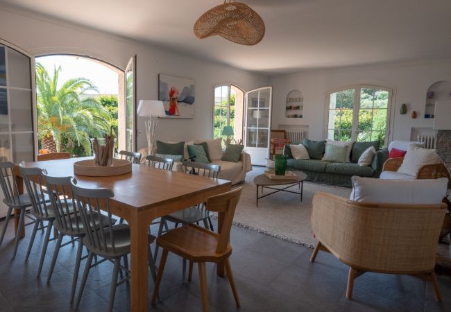 Skandinavischer Look im Wohnzimmer mit Terrassentüren - Ferienhaus 83TEIL - privater Pool - Sainte-Maxime, Côte d'Azur
