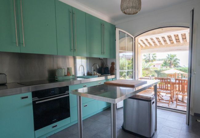 Ferienhaus 83TEIL -Moderne Küche mit Terrassentüren - Sainte-Maxime, Côte d'Azur