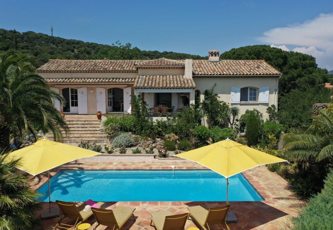 83TEIL, Ferienhaus mit Schwimmbad, Sonnenterrasse und Meerblick, 850m vom Strand in Sainte-Maxime, Côte d'Azur